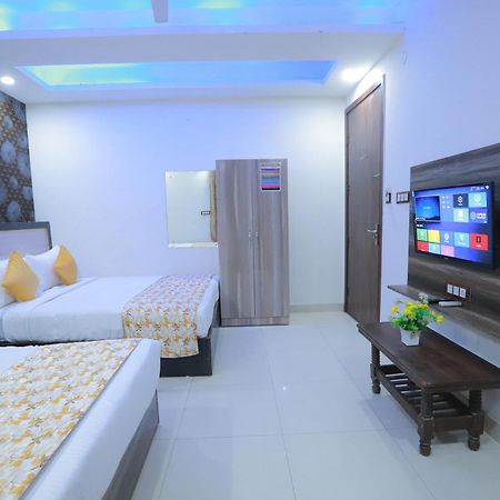 Oaks Inn Plaza Delhi Airport Нью-Дели Экстерьер фото