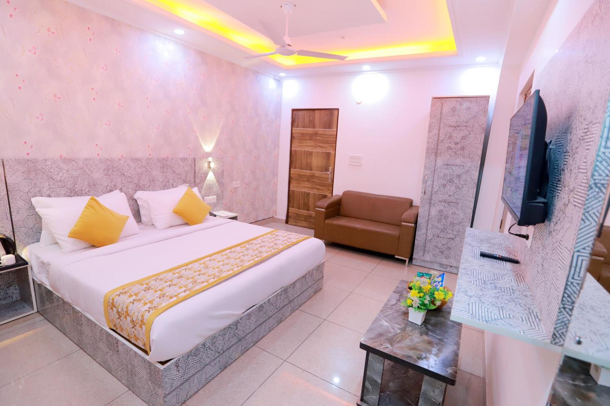Oaks Inn Plaza Delhi Airport Нью-Дели Экстерьер фото