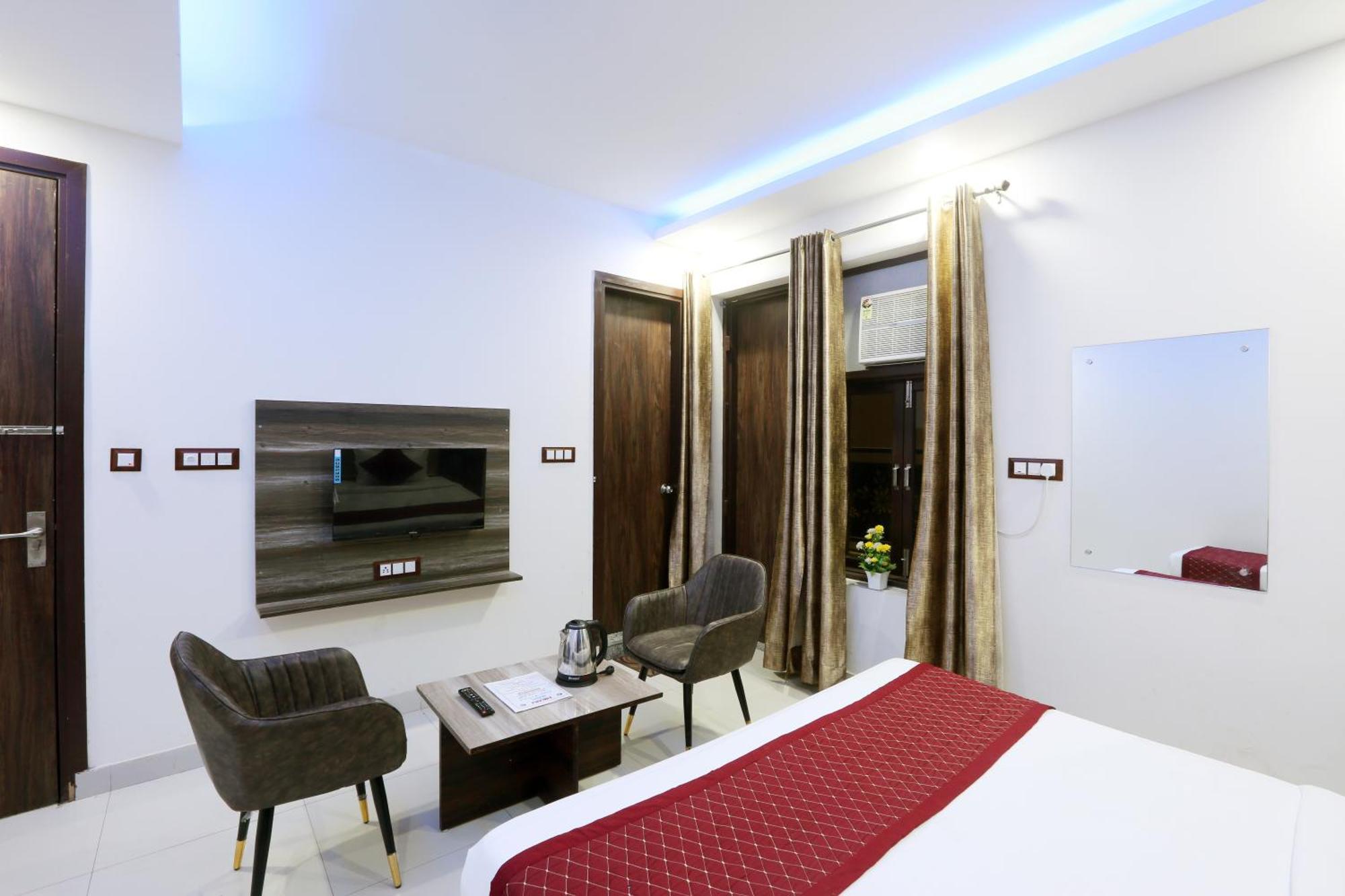 Oaks Inn Plaza Delhi Airport Нью-Дели Экстерьер фото