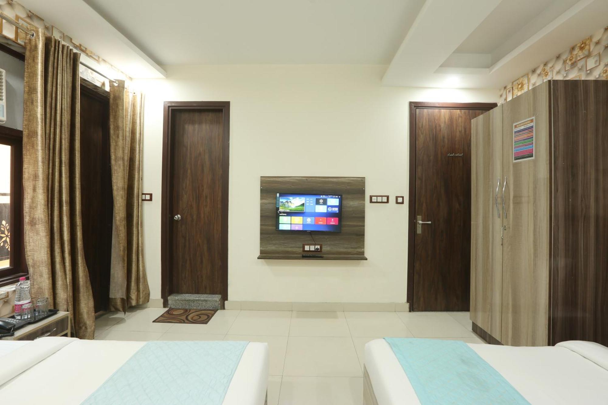 Oaks Inn Plaza Delhi Airport Нью-Дели Экстерьер фото