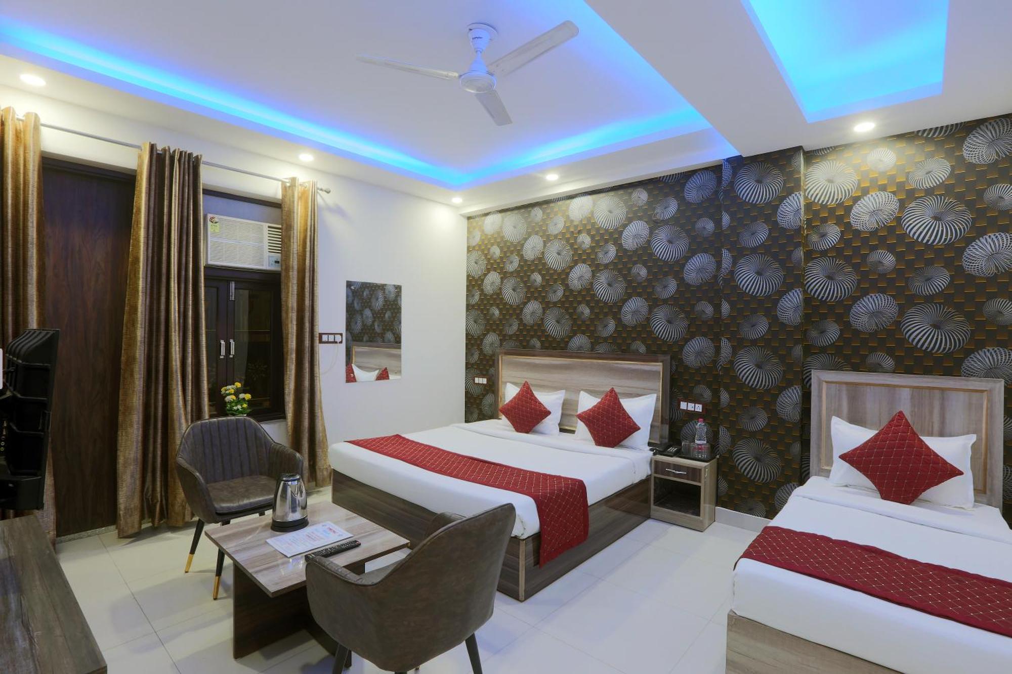 Oaks Inn Plaza Delhi Airport Нью-Дели Экстерьер фото