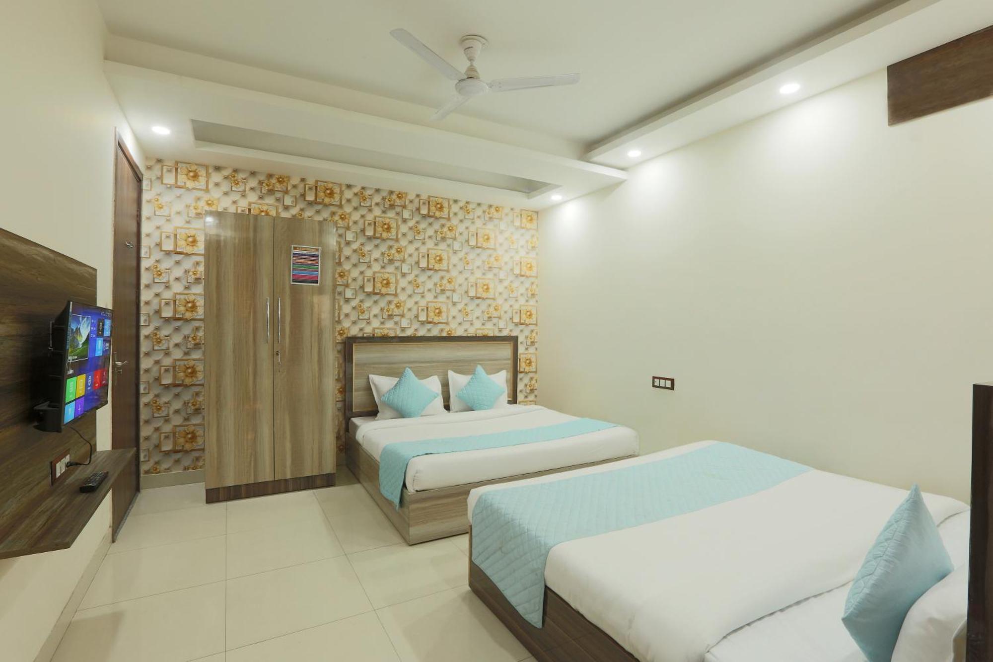 Oaks Inn Plaza Delhi Airport Нью-Дели Экстерьер фото
