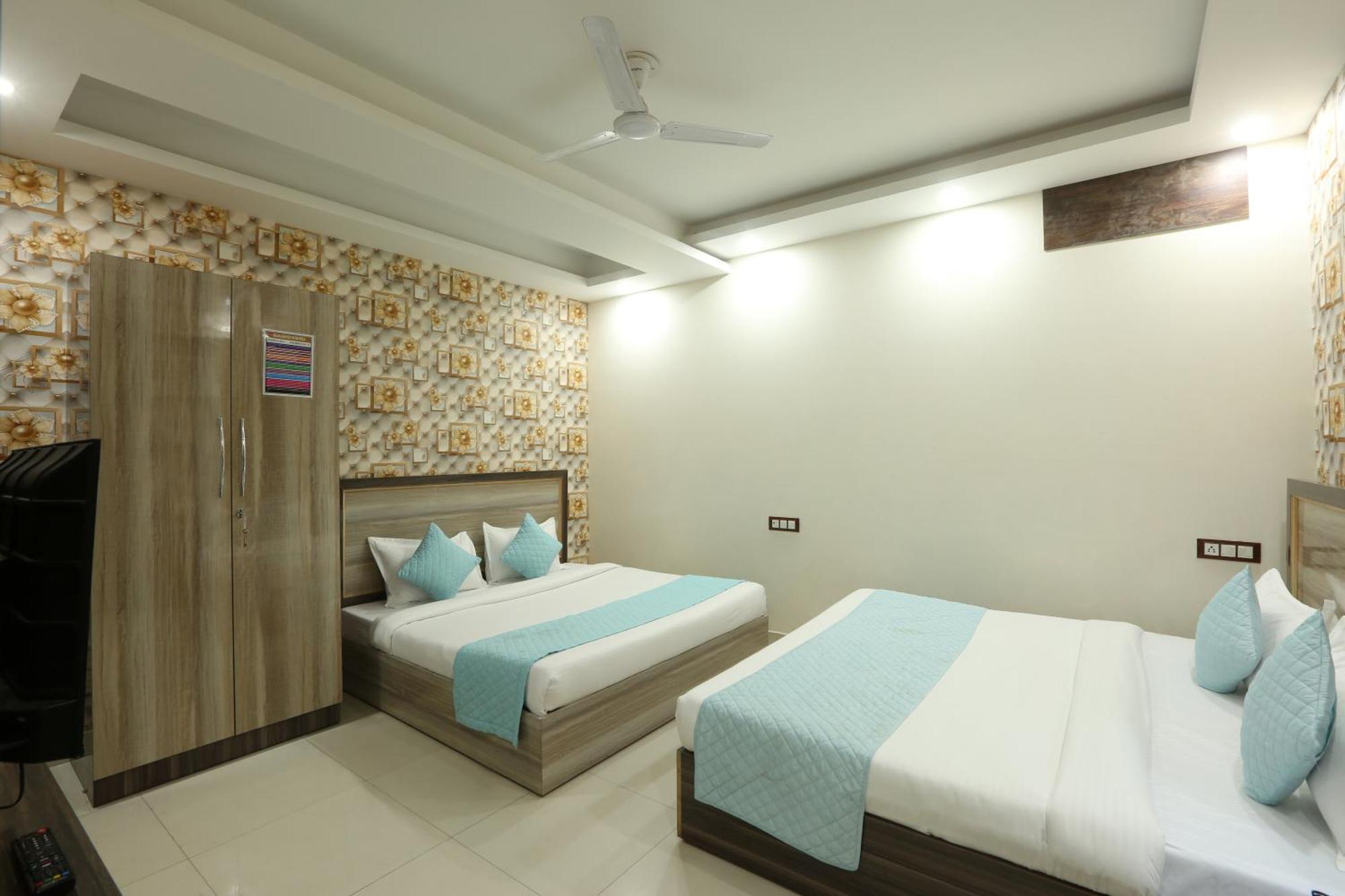 Oaks Inn Plaza Delhi Airport Нью-Дели Экстерьер фото