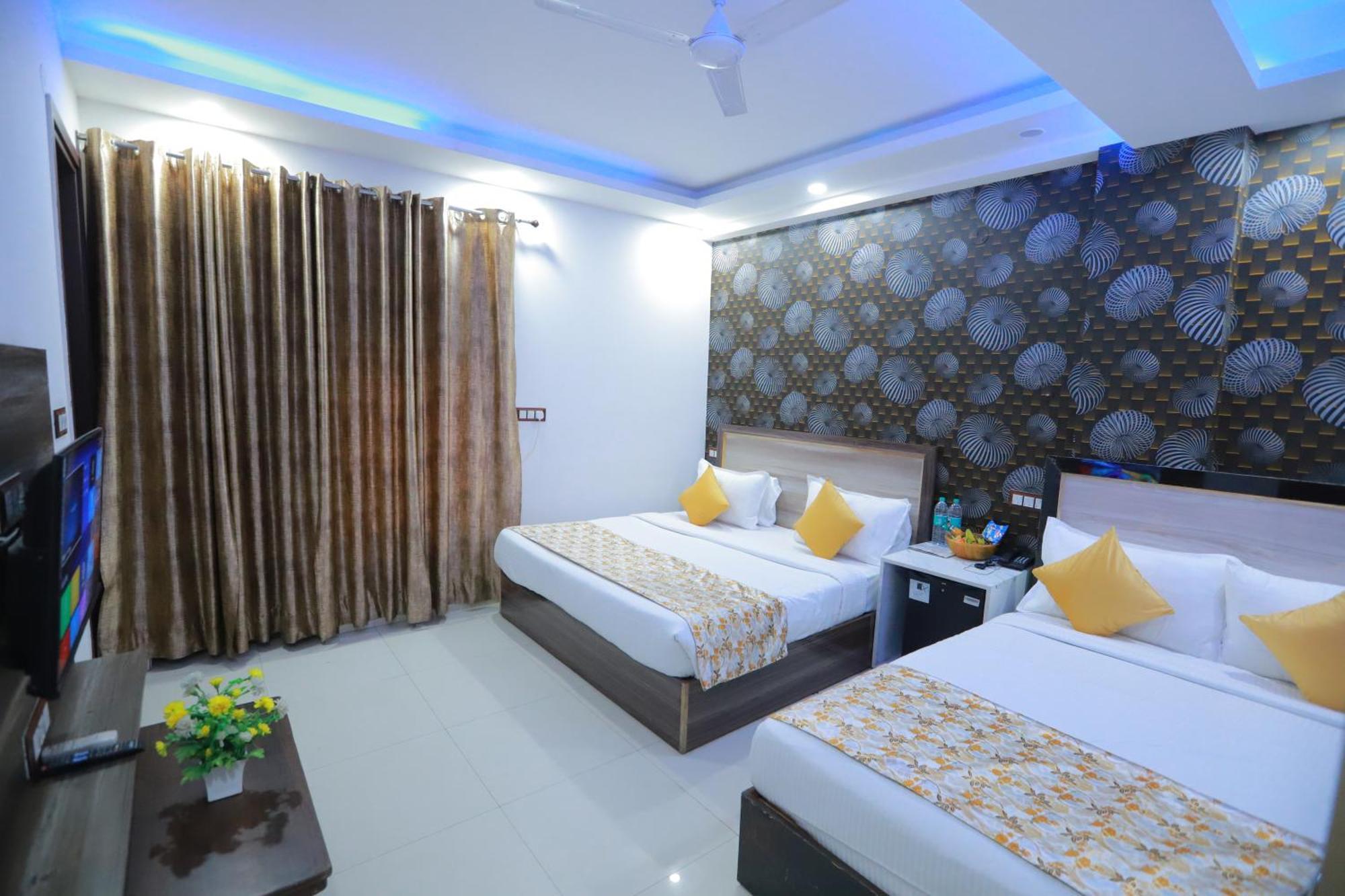 Oaks Inn Plaza Delhi Airport Нью-Дели Экстерьер фото