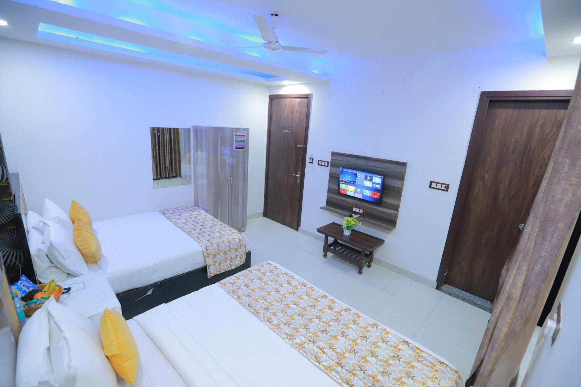 Oaks Inn Plaza Delhi Airport Нью-Дели Экстерьер фото