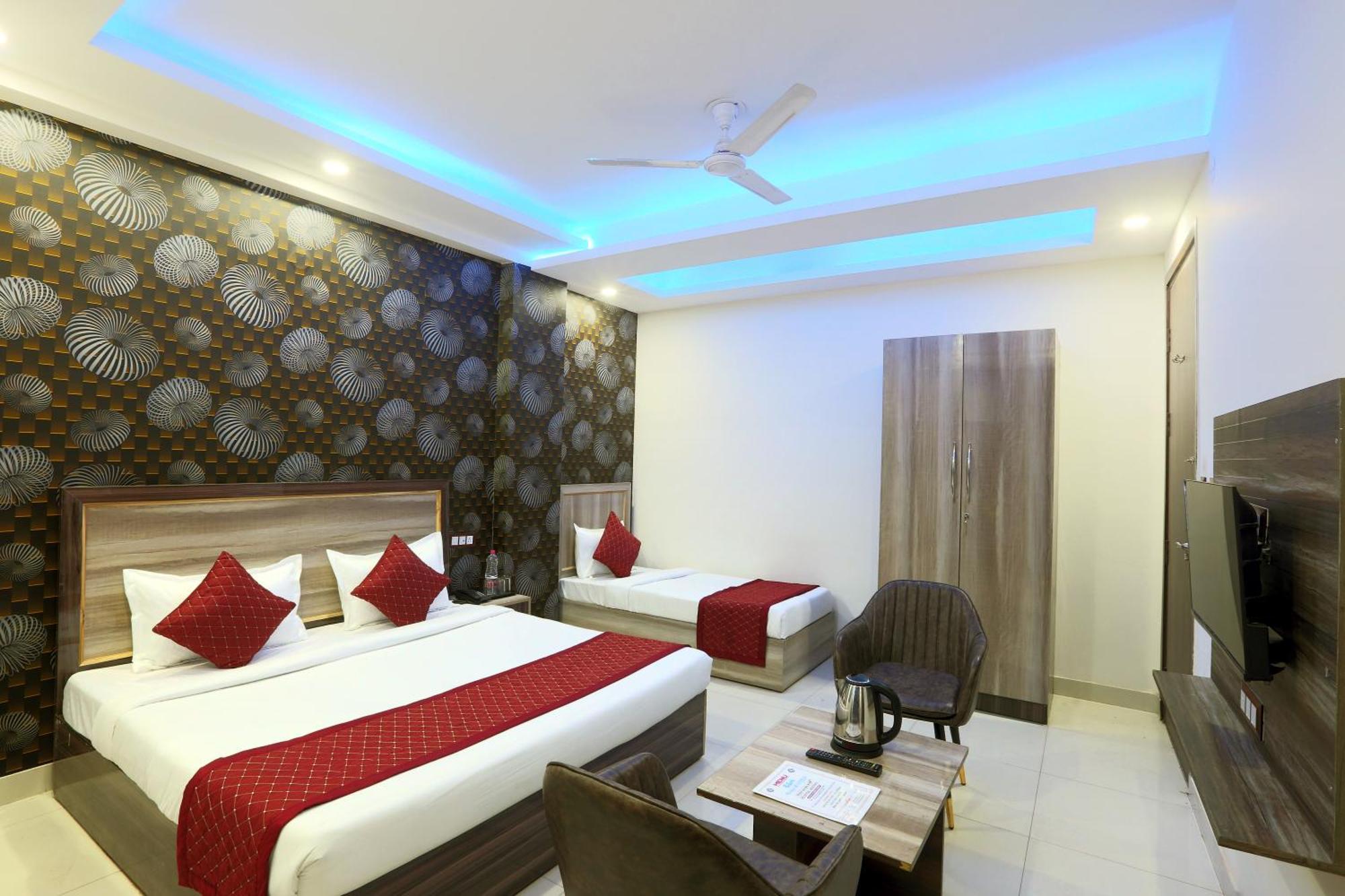 Oaks Inn Plaza Delhi Airport Нью-Дели Экстерьер фото